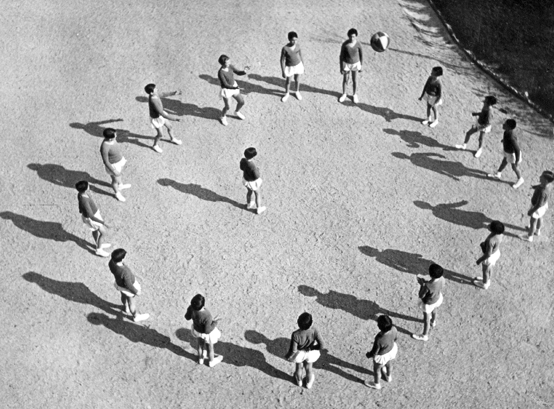 Ragazzi che giocano a calcio